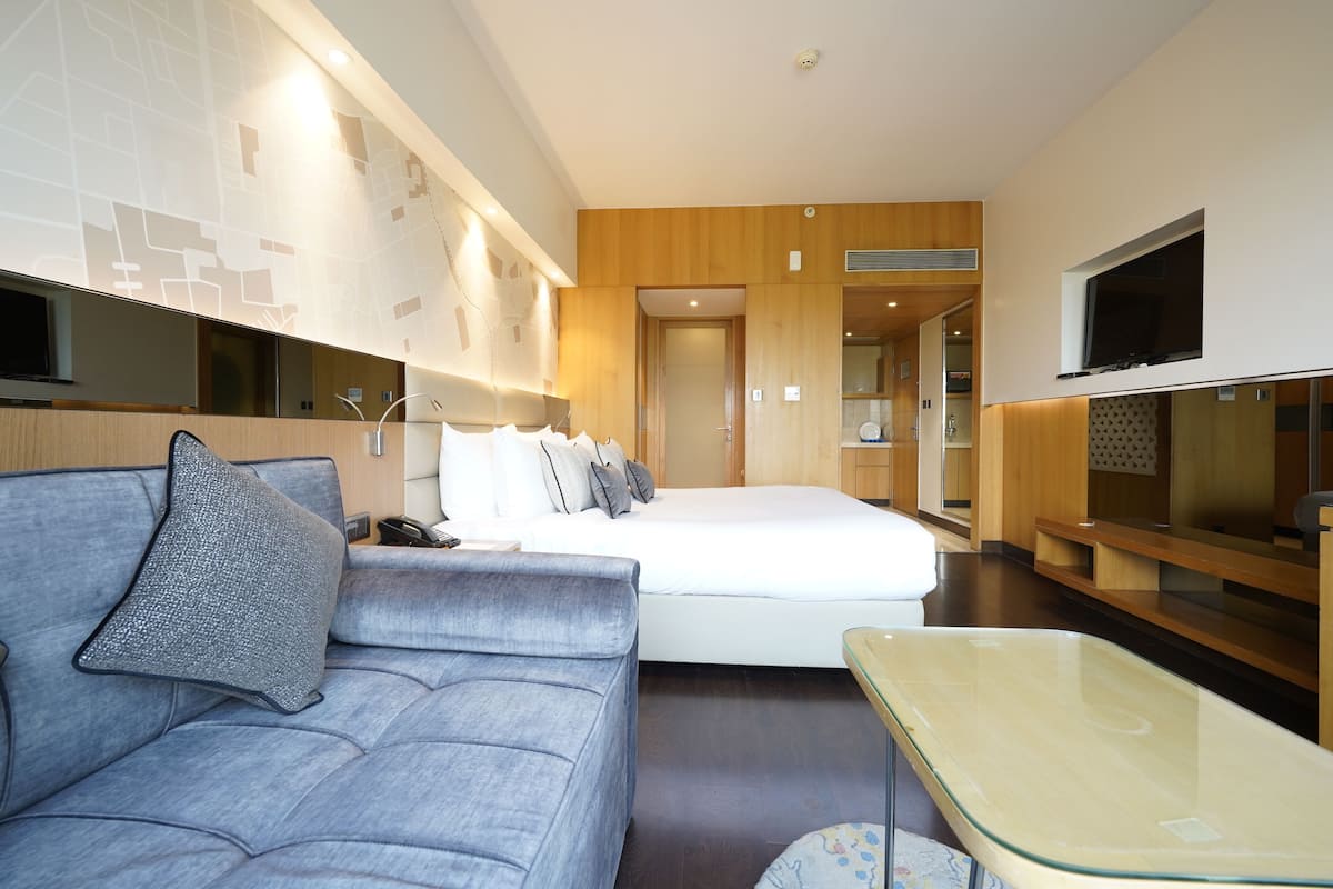 Fern Classic Room, 1 King Bed | Minibar, in-room safe, desk, blackout curtains