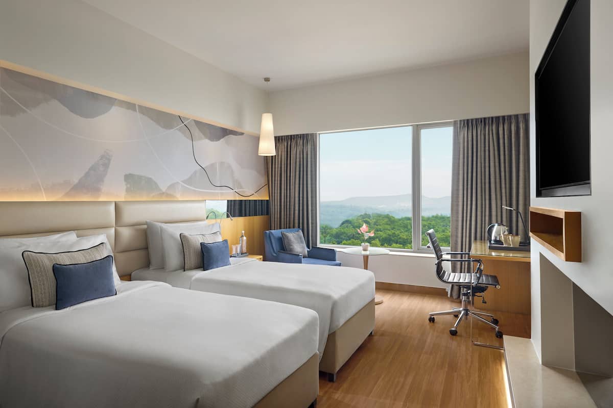 Minibar, coffres-forts dans les chambres, bureau, rideaux occultants