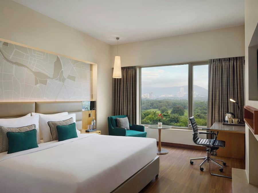 Room, 1 King Bed, Smoking, City View | Minibar, in-room safe, desk, blackout drapes
