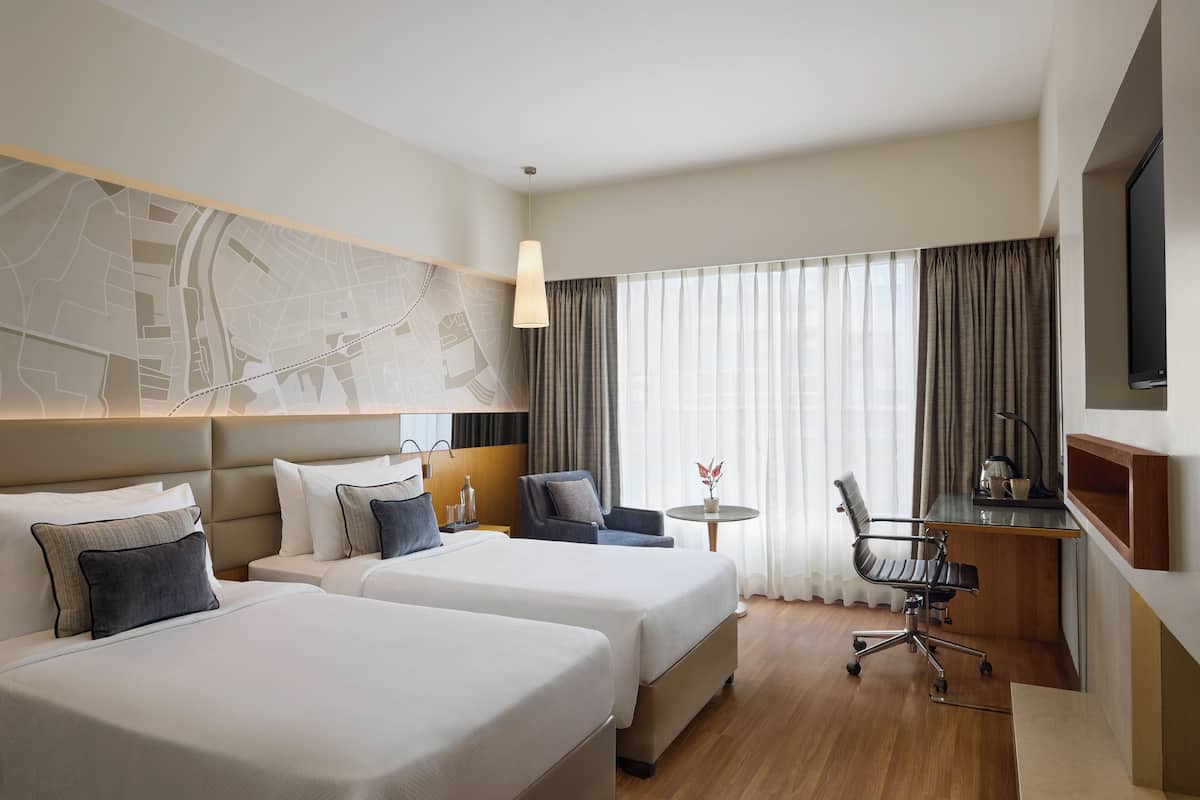 Minibar, coffres-forts dans les chambres, bureau, rideaux occultants