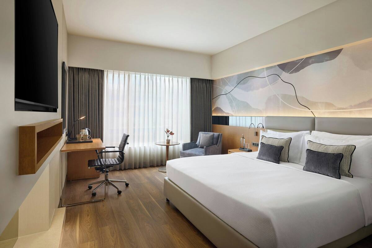 Premium-Zimmer, 1 King-Bett, Bergblick | Minibar, Zimmersafe, Schreibtisch, Verdunkelungsvorhänge