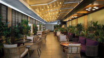 2 restaurants; breakfast, lunch and dinner served