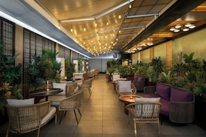 2 restaurants; breakfast, lunch and dinner served 