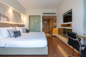 Minibar, caixa forta a l'habitació, escriptori i cortines opaques