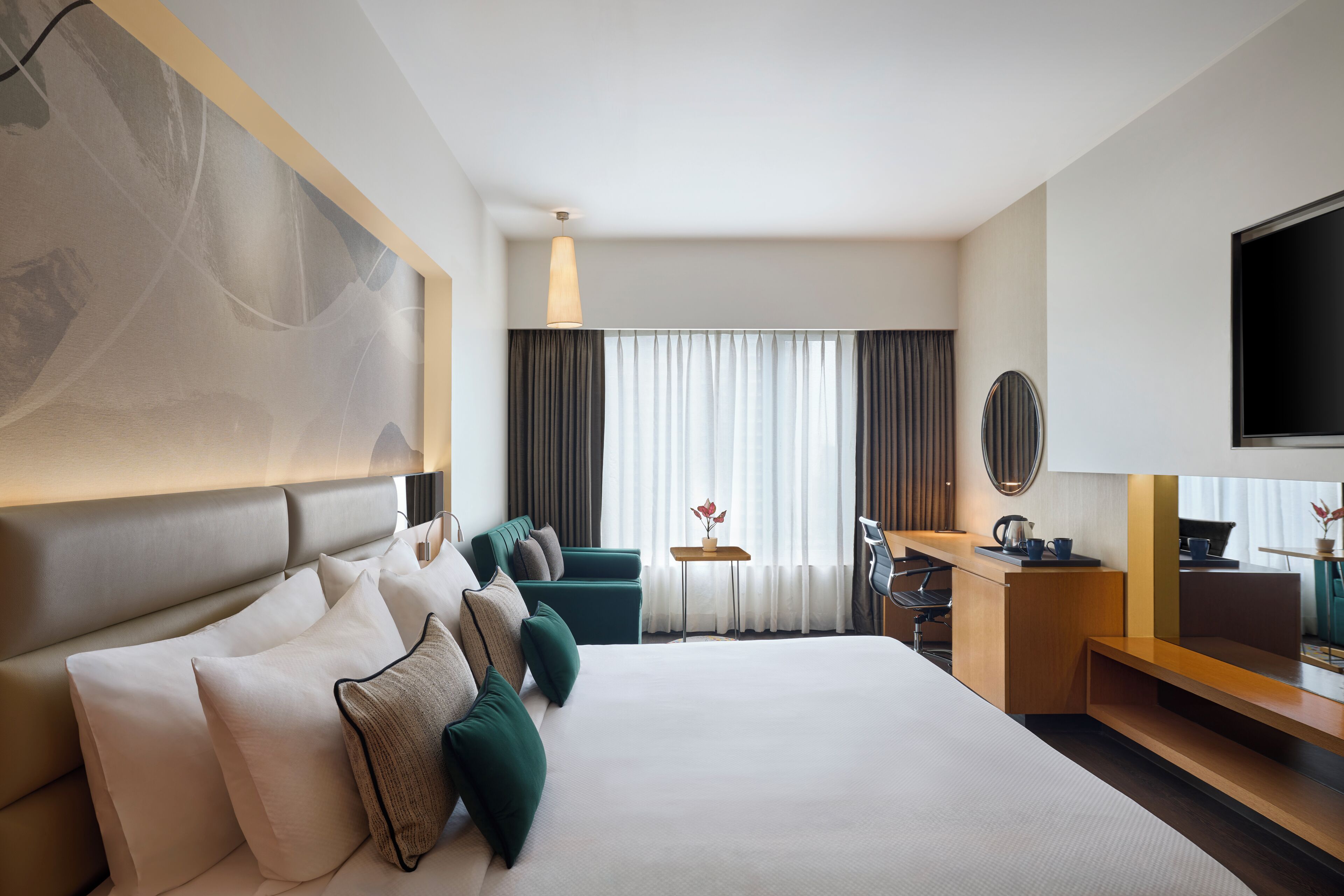 Classic Room, 1 King Bed, Smoking | Minibar, in-room safe, desk, blackout drapes