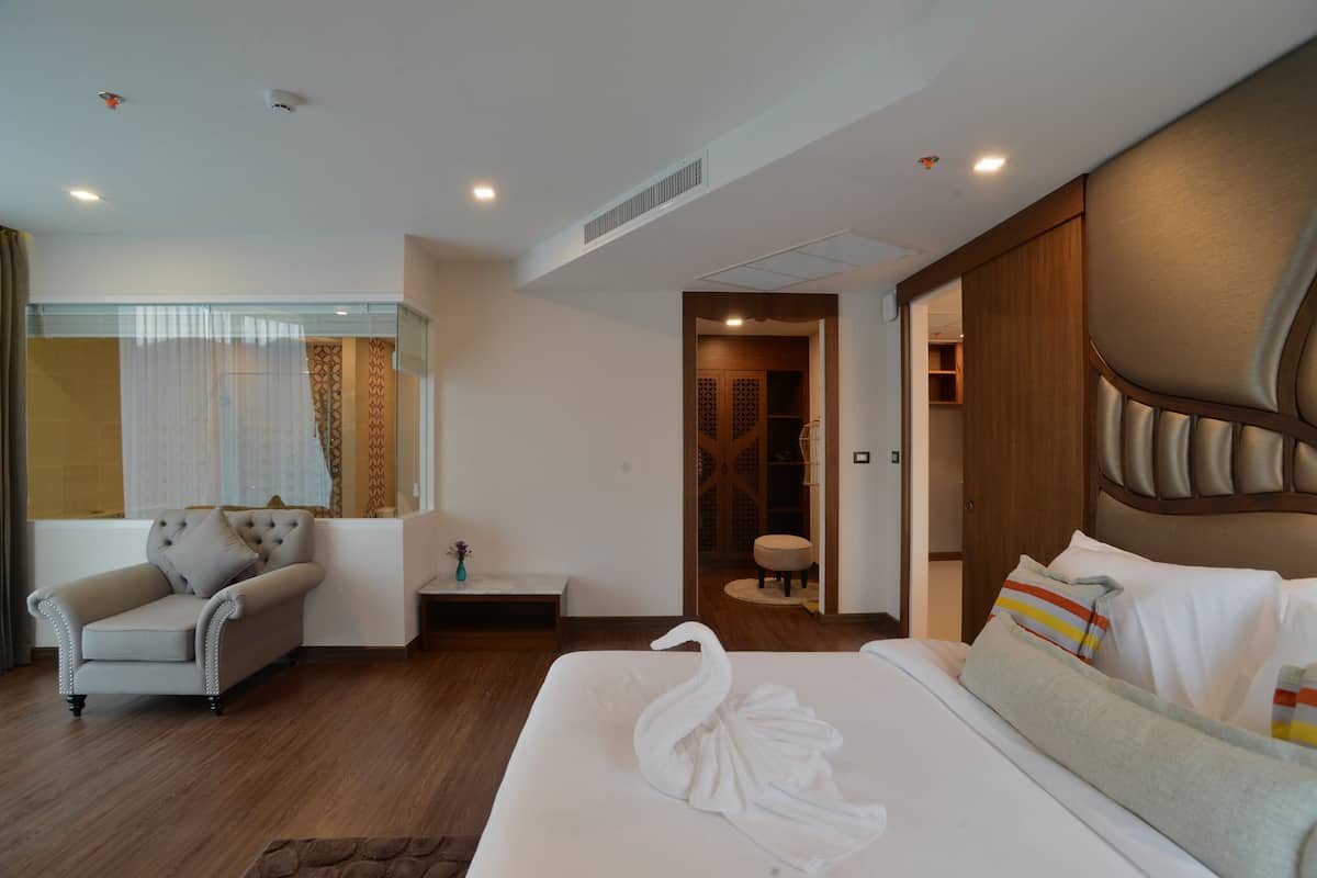 Suite | Premium bedding, memory foam beds, minibar, in-room safe