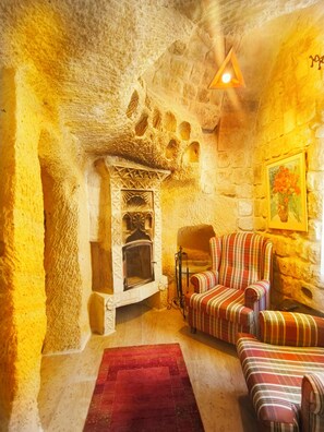 Premium Honeymoon Cave Suite | Área de estar | TV LCD