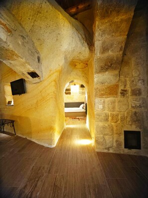 Egyptian cotton sheets, premium bedding, down duvets, memory-foam beds - Acropolis Cave Suite (Ürgüp)