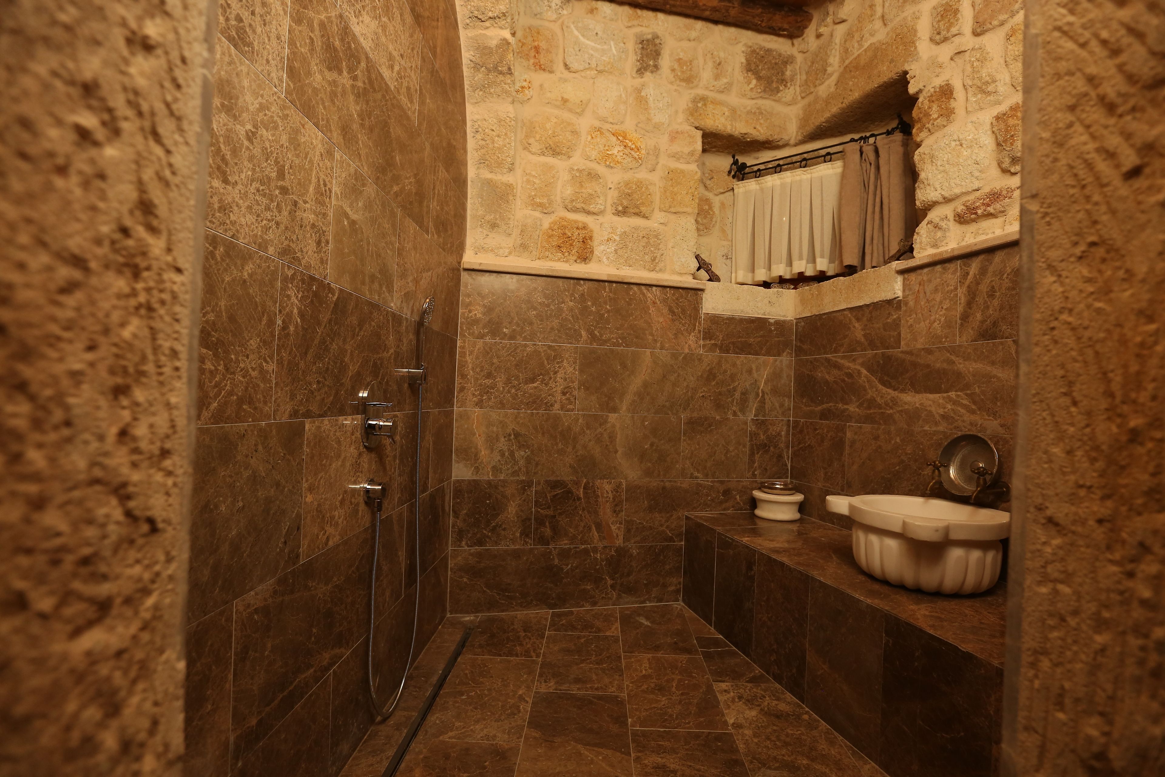 presidential cave suite | bathroom | free toiletries, hair dryer, slippers, towels