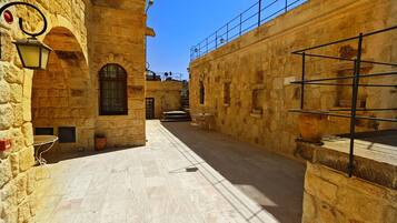 Standard Cave Room | Terrazza/patio