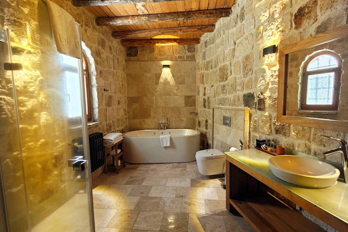 exclusive cave suite | bathroom | free toiletries, hair dryer, slippers, towels