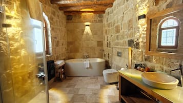 Exclusieve suite | Badkamer | Gratis toiletartikelen, een haardroger, pantoffels, handdoeken
