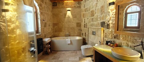 Exclusive Cave Suite | Kamar mandi | Perlengkapan mandi gratis, pengering rambut, sandal, dan handuk