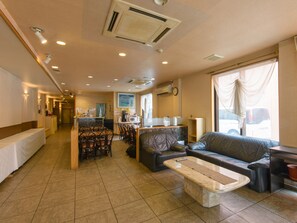 Lobby sitting area - Hotel Hana (Takayama)