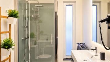 Appartamento Superior, 2 camere da letto, terrazzo | Bagno | Doccia, set di cortesia gratuito, asciugacapelli, asciugamani