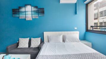 Habitación doble Deluxe | Escritorio, camas extra, wifi gratis y ropa de cama