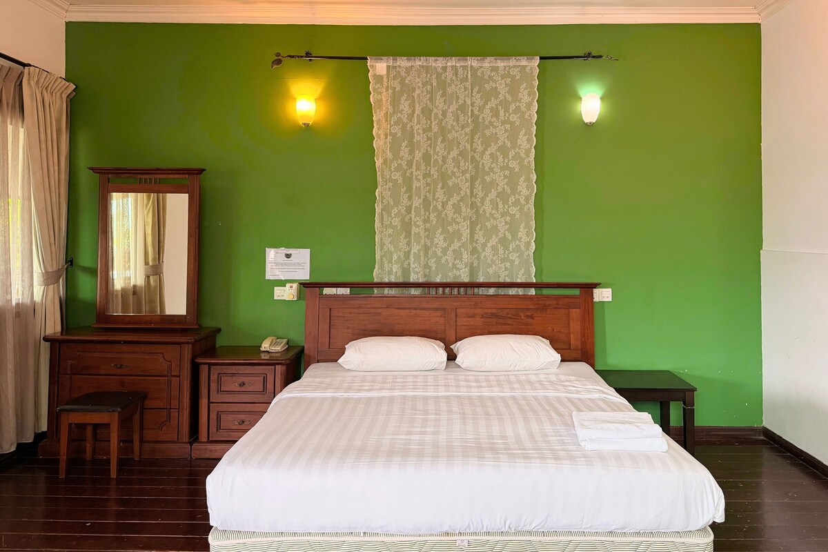 In-room safe, desk, soundproofing, iron/ironing board (on request)