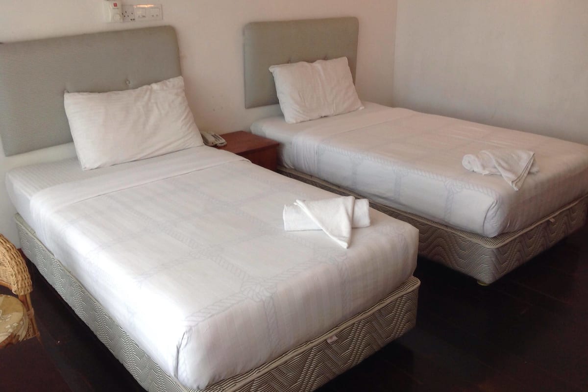 Standard Twin Room | In-room safe, desk, soundproofing, iron/ironing board