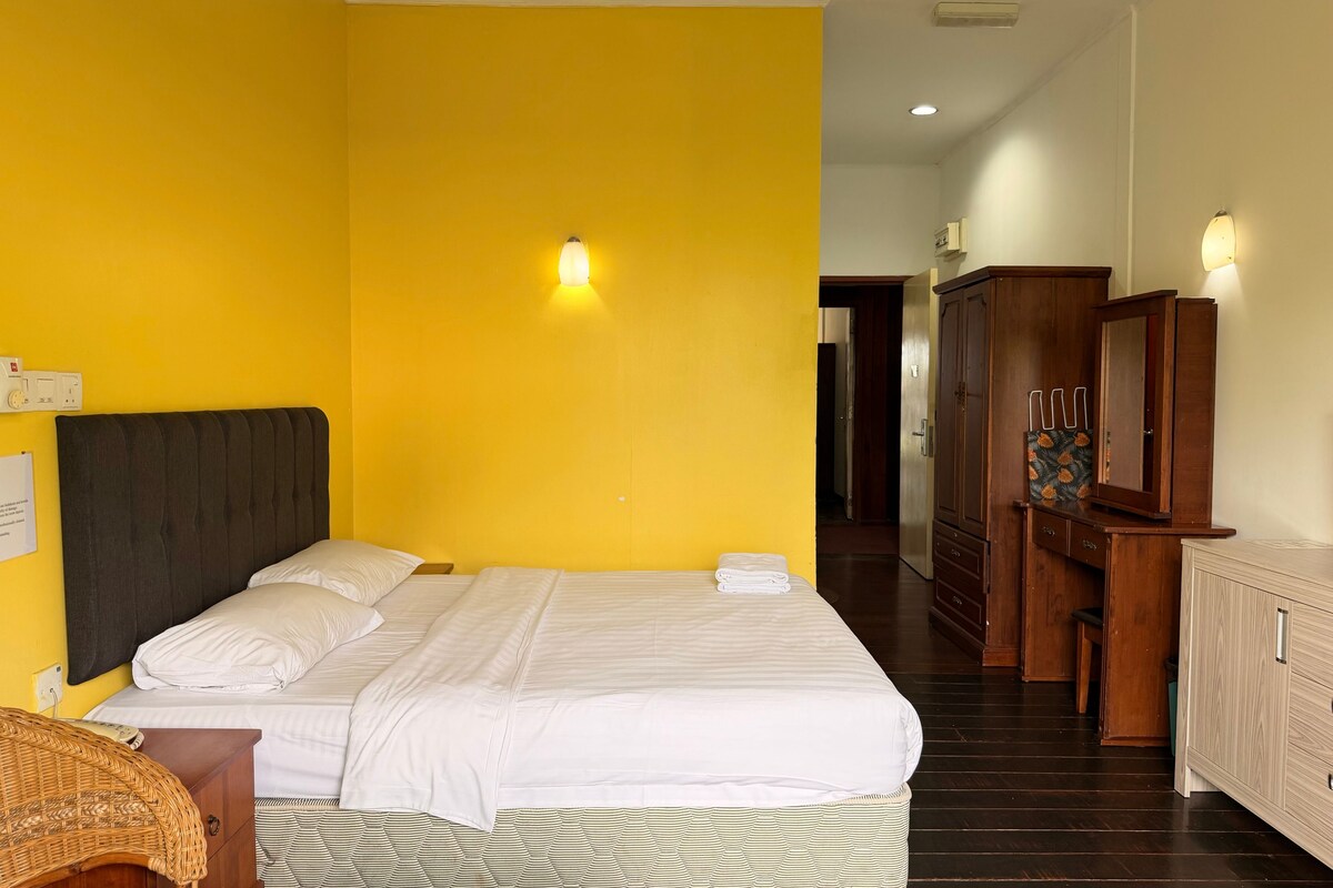 In-room safe, desk, soundproofing, iron/ironing board (on request)
