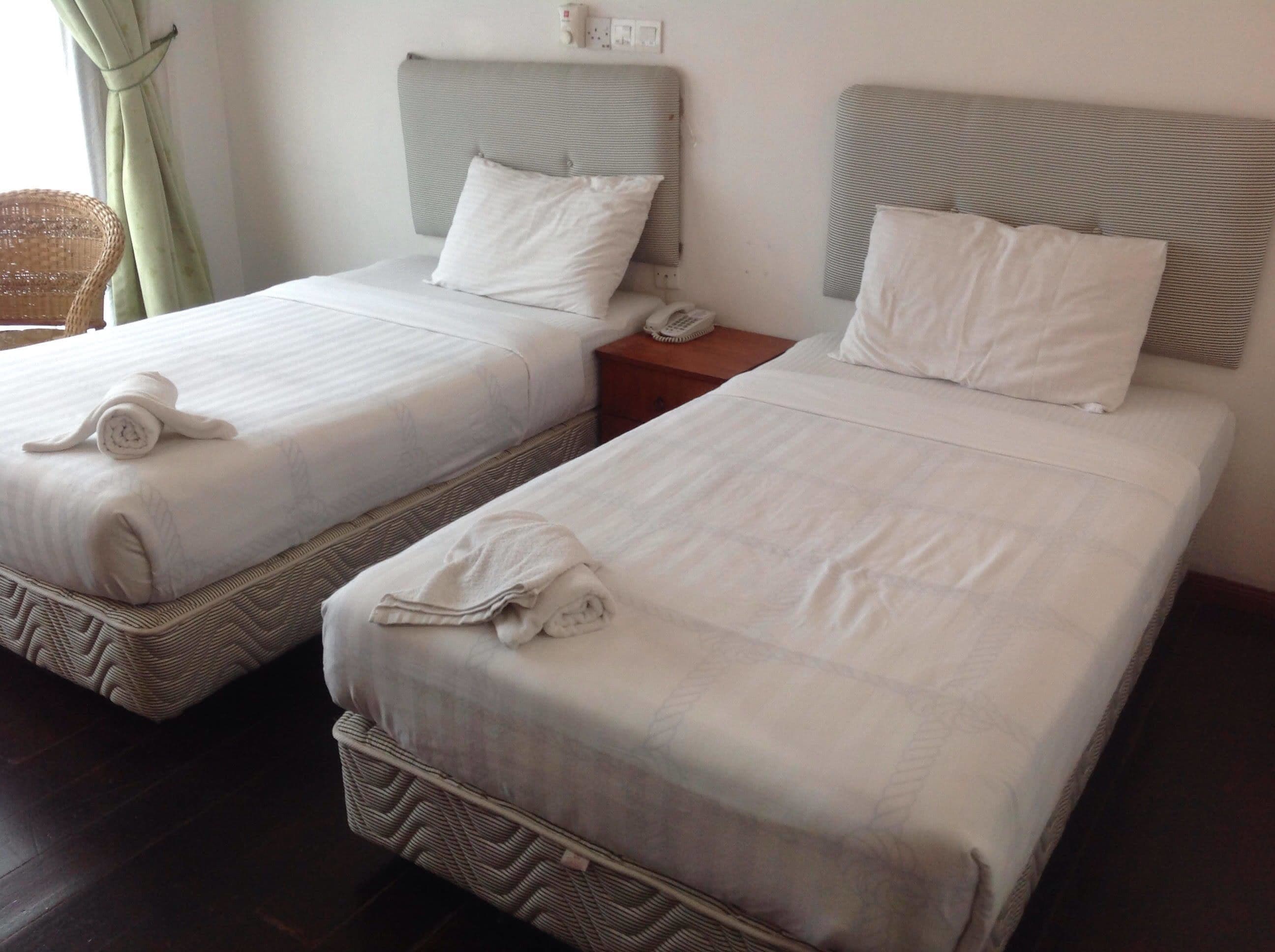 Standard Twin Room | In-room safe, desk, soundproofing, iron/ironing board