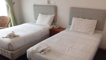 Standard Twin Room | In-room safe, desk, soundproofing, iron/ironing board