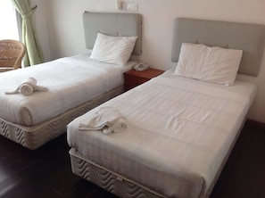 Kahden hengen standard-huone (kaksi sänkyä) | Tallelokero huoneessa, työpöytä, äänieristys, silitysrauta/-lauta