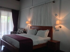 In-room safe, desk, soundproofing, iron/ironing board - Nabalu Kundasang Lodge (Ranau)