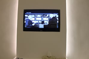 Deluxe Double Room, 1 King Bed, Private Bathroom, Garden Area