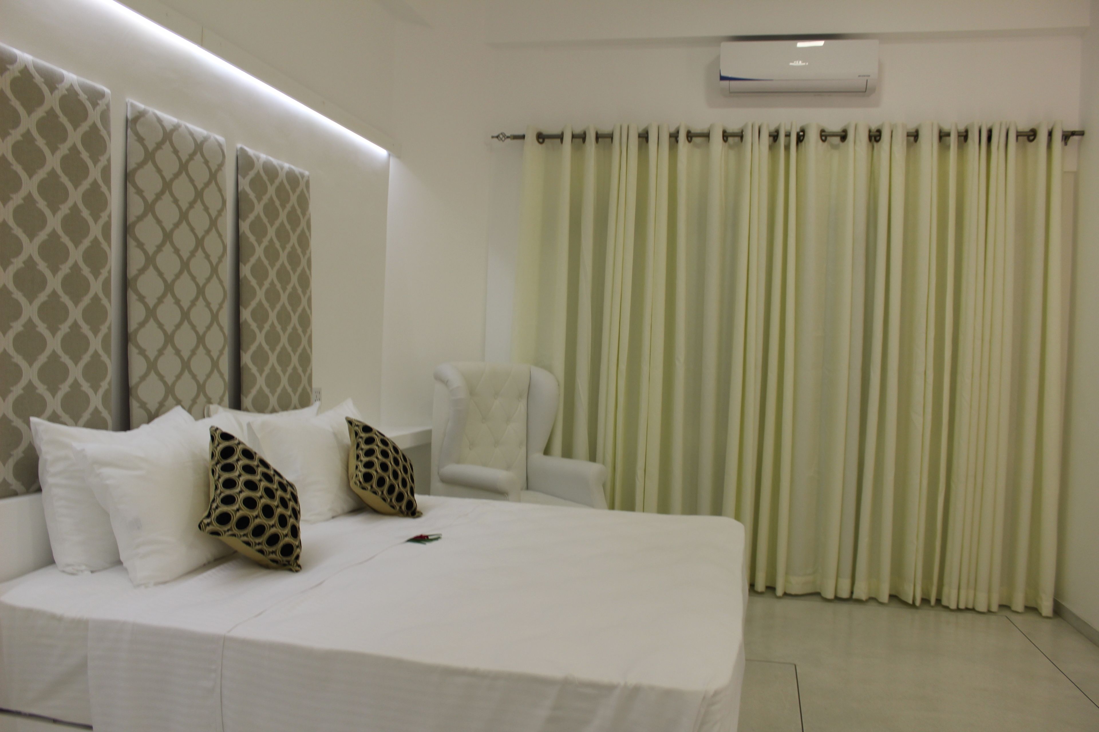 deluxe double room, 1 king bed, private bathroom, garden area | minibar, in-room safe, desk, soundproofing