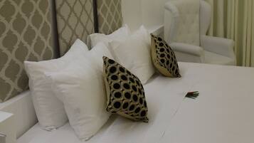 Chambre Double Deluxe, 1 trÚs grand lit, salle de bains privée, cÎté jardin