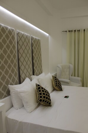 Deluxe Double Room, 1 King Bed, Private Bathroom, Garden Area | Minibar, in-room safe, desk, soundproofing - Heaven By O (Unawatuna)