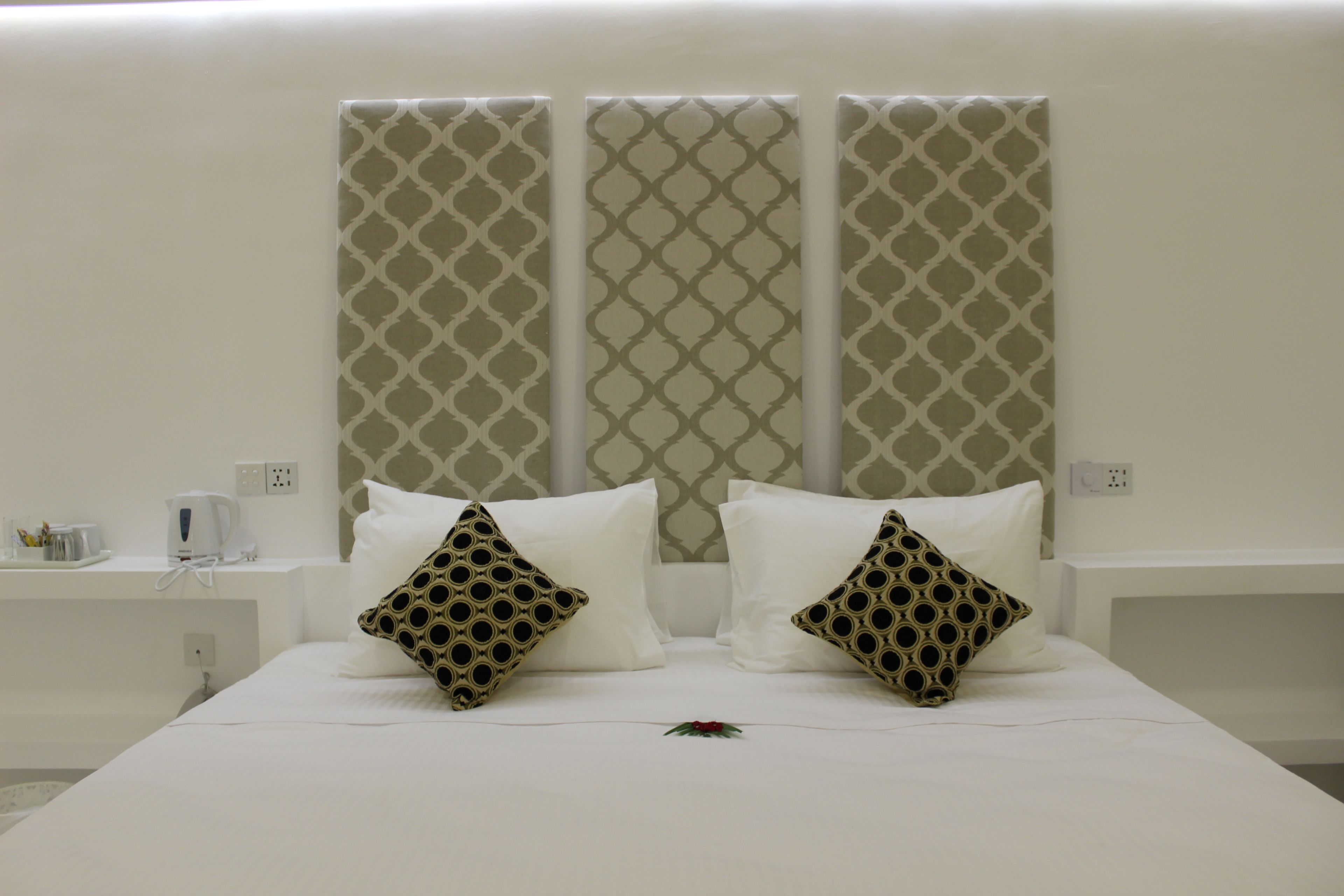 deluxe double room, 1 king bed, private bathroom, garden area | minibar, in-room safe, desk, soundproofing