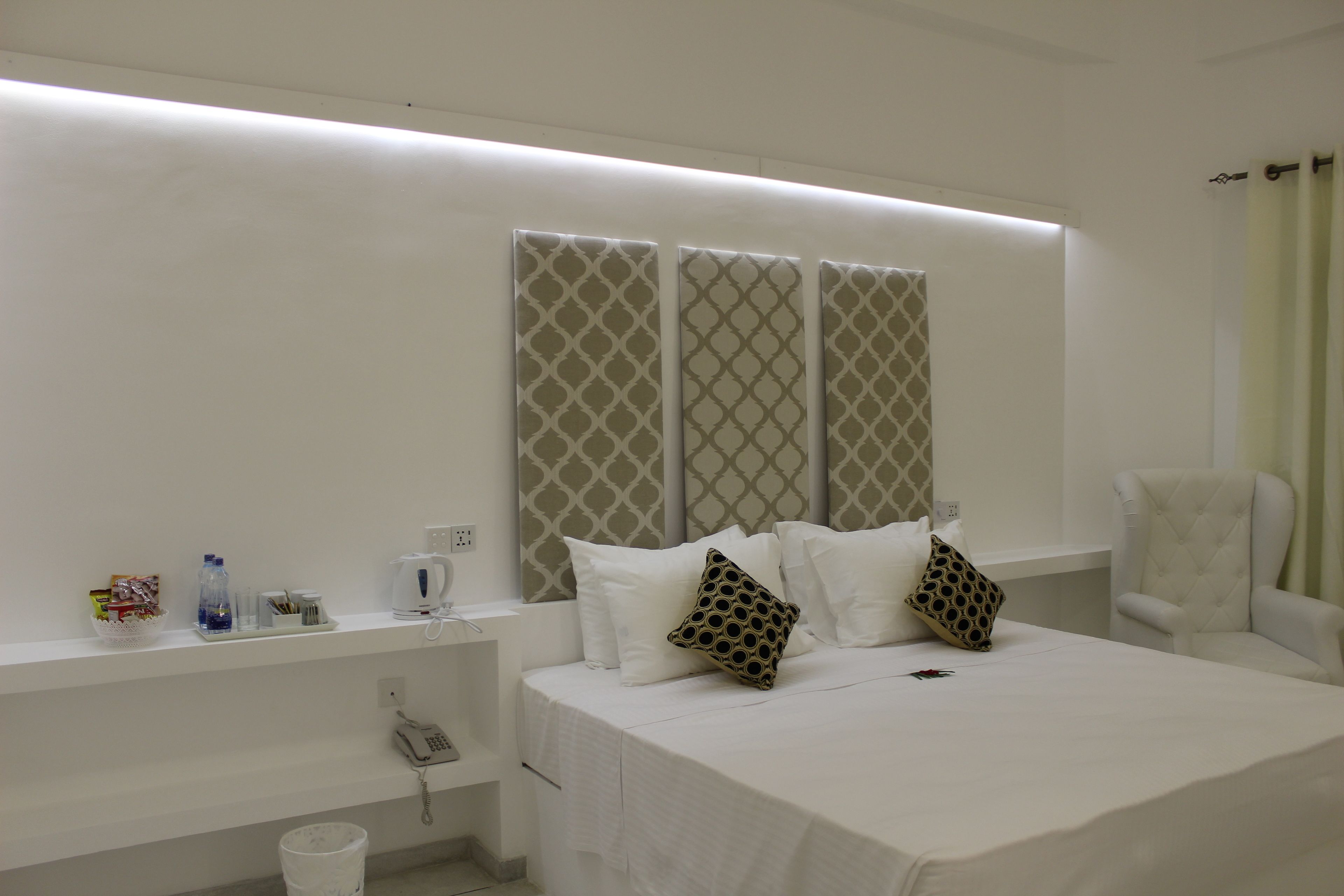 deluxe double room, 1 king bed, private bathroom, garden area | minibar, in-room safe, desk, soundproofing