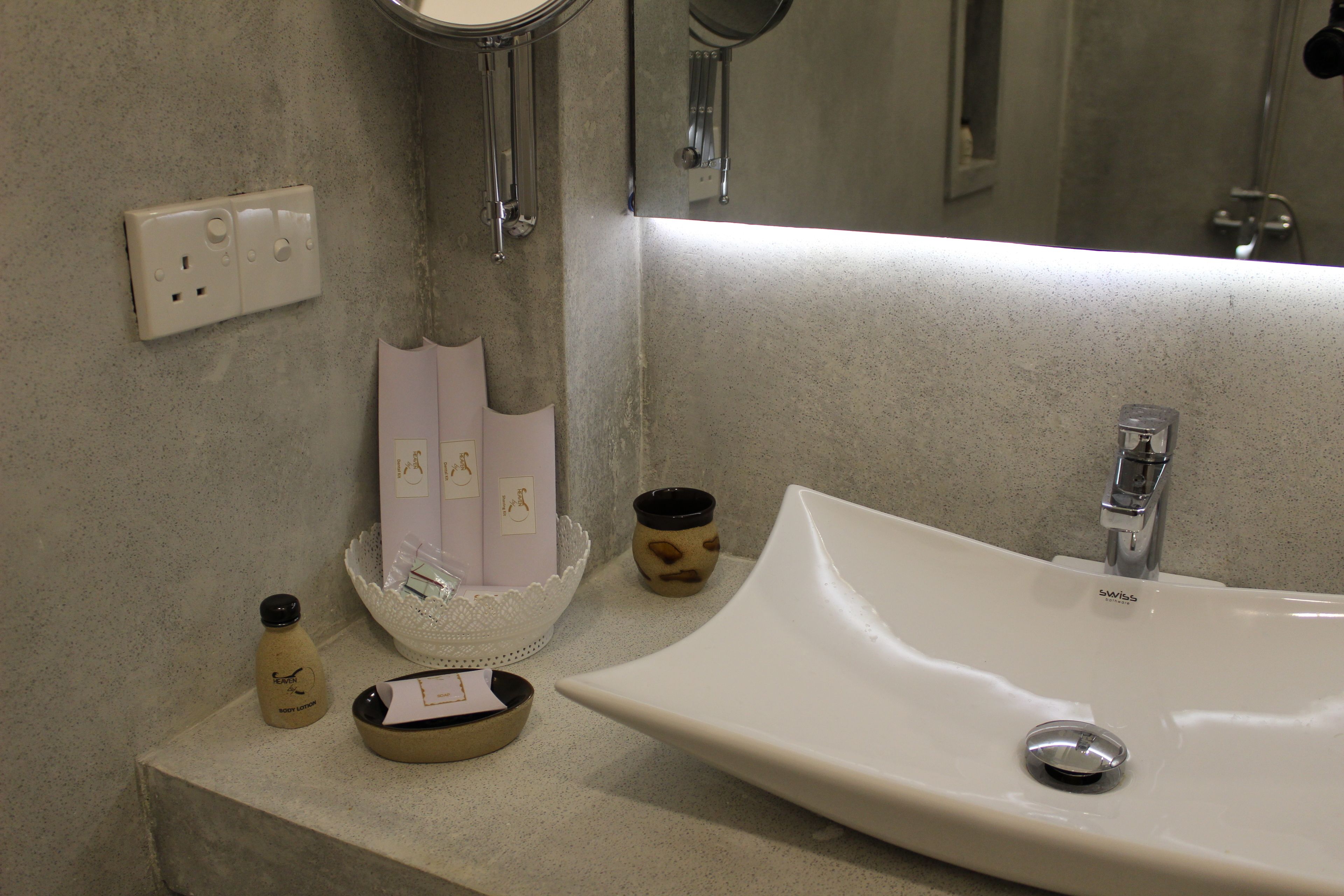 shower, rainfall showerhead, free toiletries, hair dryer