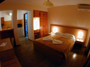 Studio, vue mer | Coffres-forts dans les chambres, fer et planche à repasser