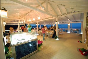 Outdoor dining - Vassilias Beach Hotel (Skiathos)