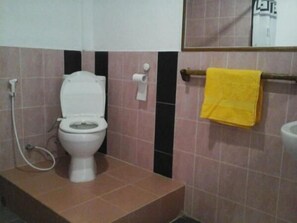 Buồng tắm vòi sen, đồ dùng nhà tắm miễn phí, máy sấy tóc, khăn tắm 