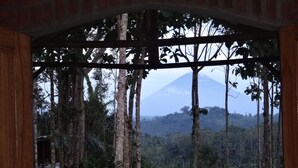 Un espace extérieur abrité offrant une vue sur une montagne.