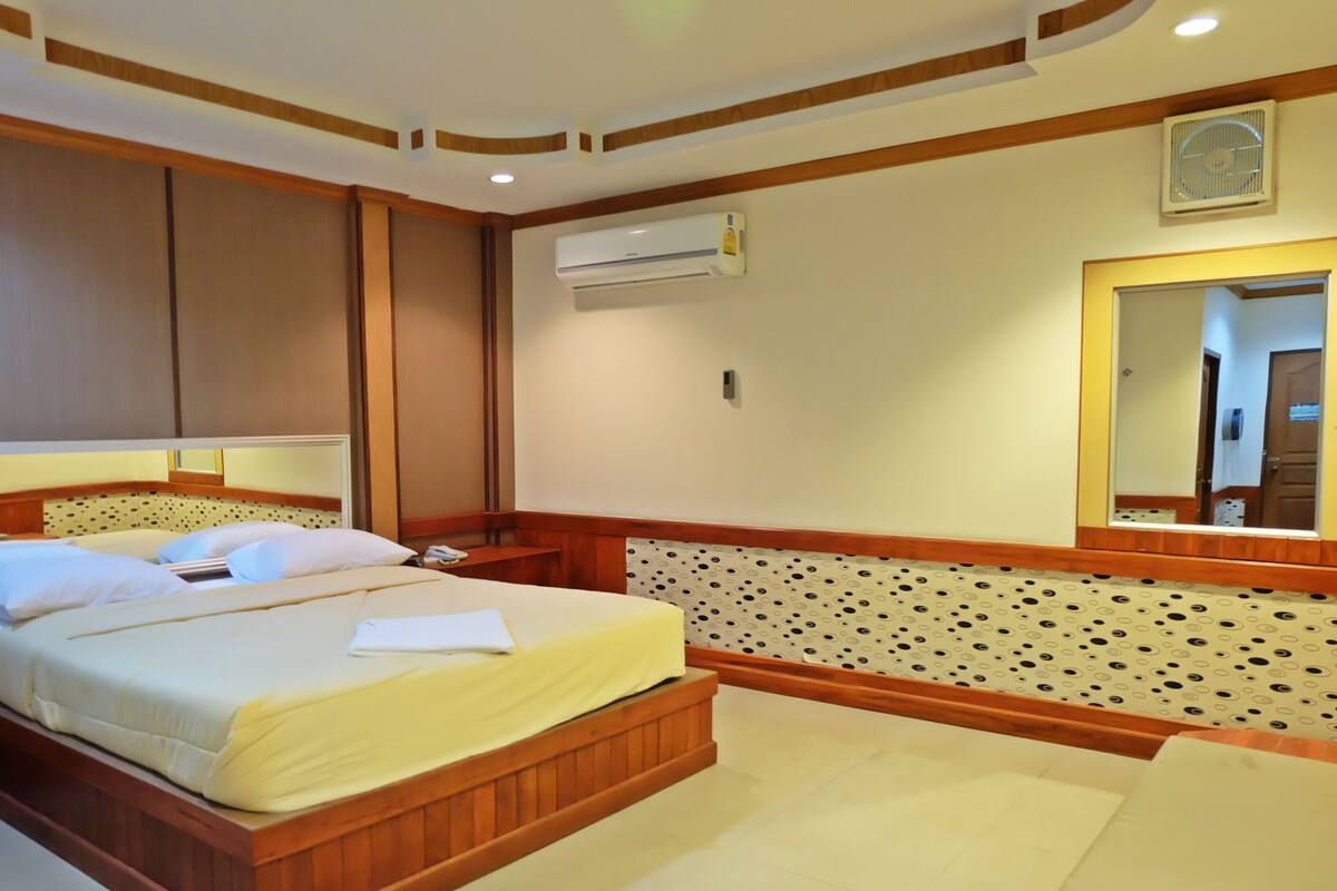 Room | WiFi (free), bed sheets