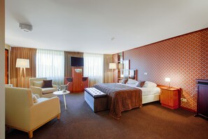 Minibar, in-room safe, desk, iron/ironing board