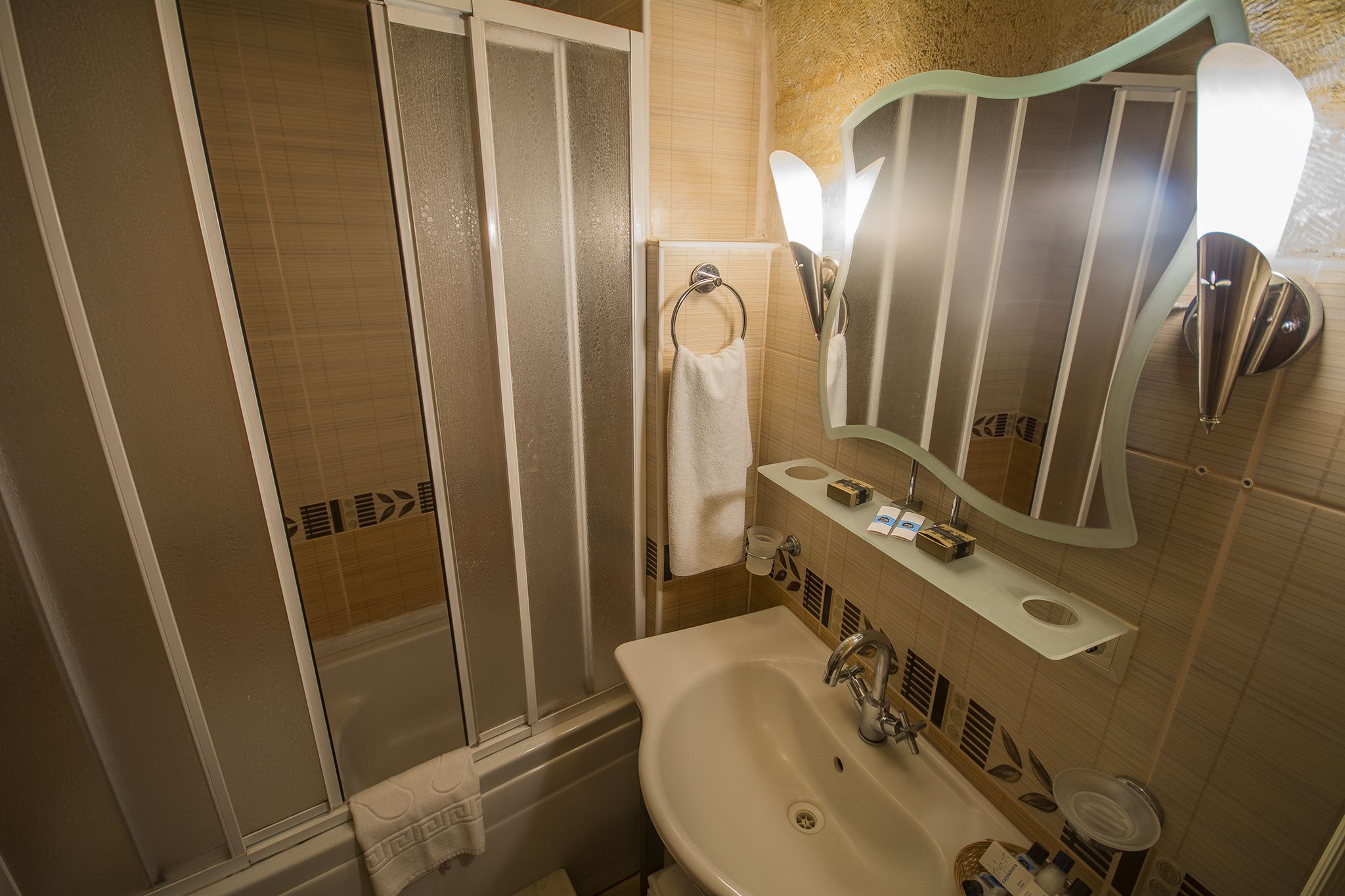 triple room | bathroom | bathtub, jetted bath, free toiletries, hair dryer