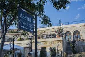 Vista frontal de la propiedad