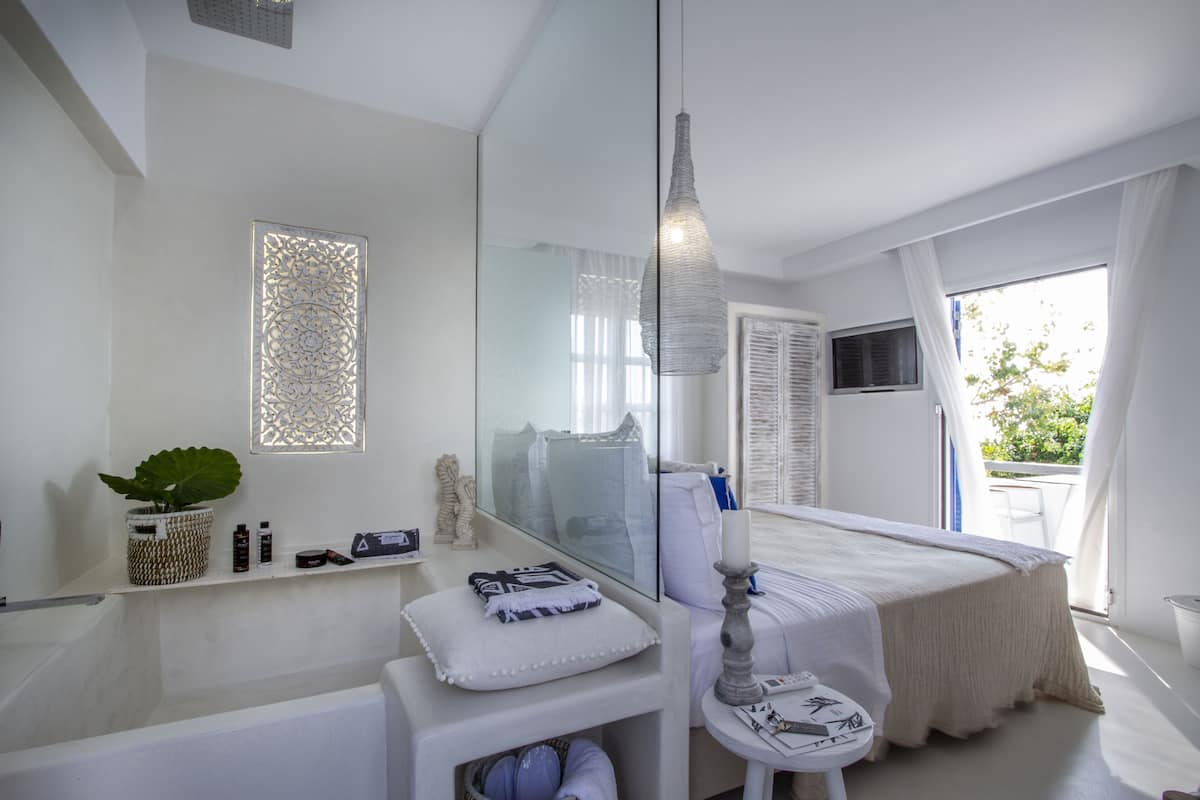 Junior Suite, 1 Queen Bed | Egyptian cotton sheets, premium bedding, pillowtop beds, in-room safe
