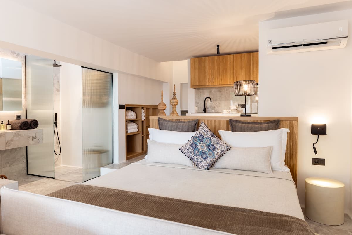 Deluxe Duplex | Egyptian cotton sheets, premium bedding, pillowtop beds, in-room safe
