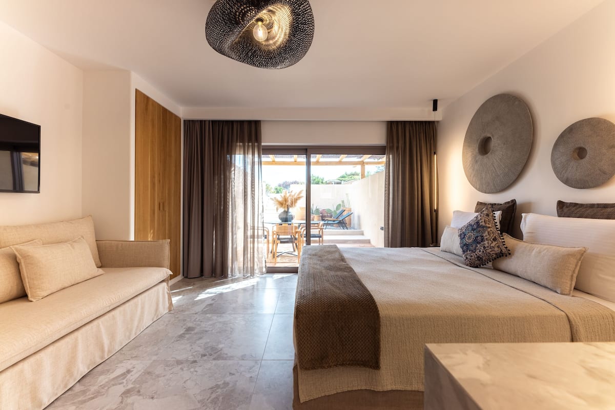 Deluxe Duplex | Egyptian cotton sheets, premium bedding, pillowtop beds, in-room safe