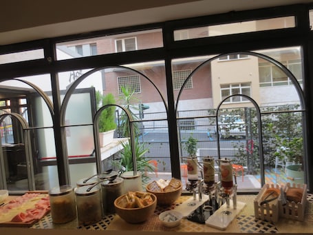 Escritorio, cortinas blackout y sistema de insonorizaciĂłn