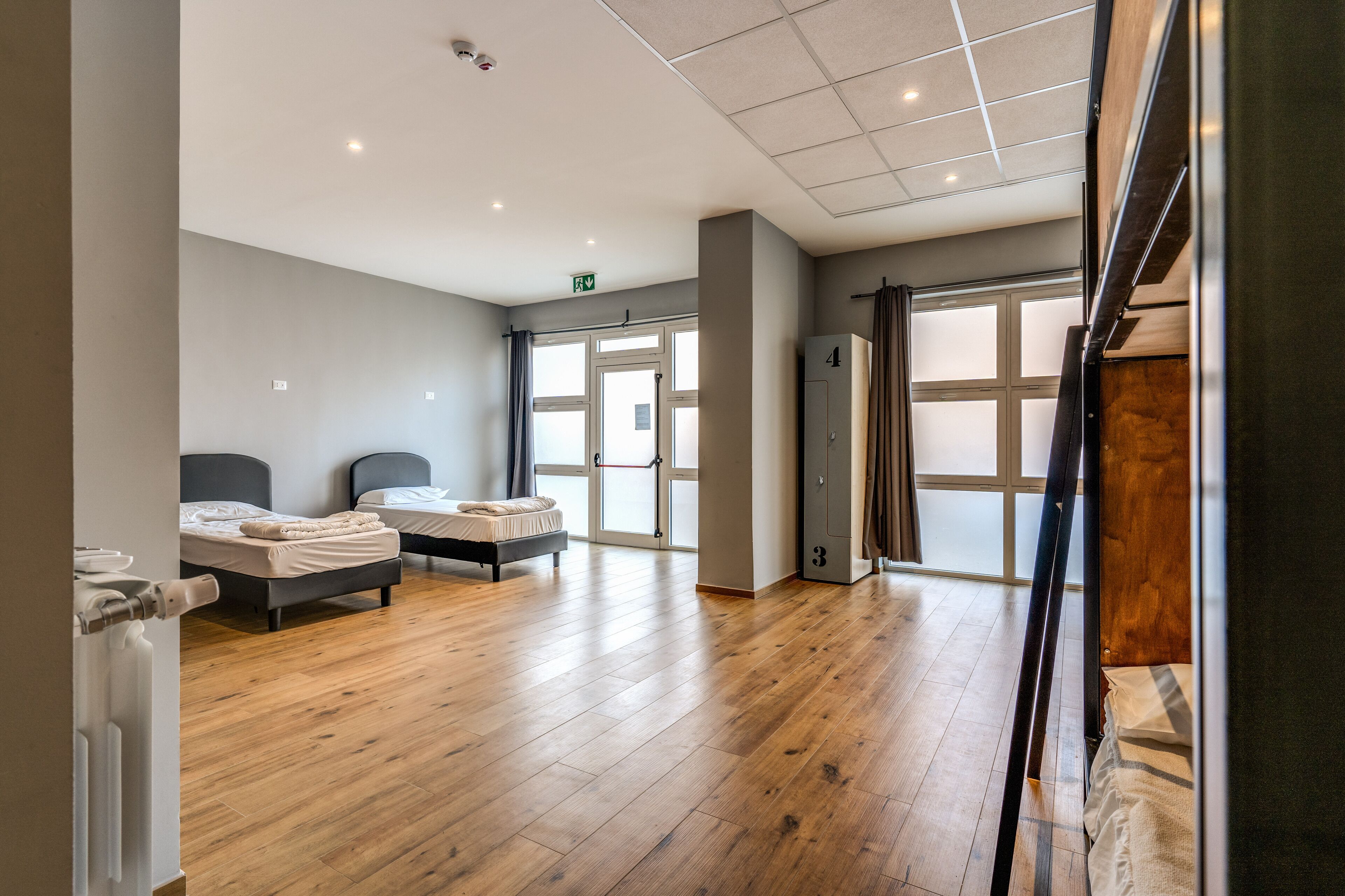 Bureau, rideaux occultants, chambres insonorisées