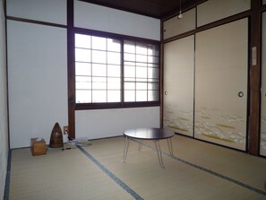 Traditional Room (Japanese Style) | Peti besi dalam bilik, Wi-fi percuma, cadar katil 