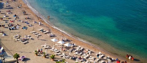 Playa en los alrededores y toallas de playa 