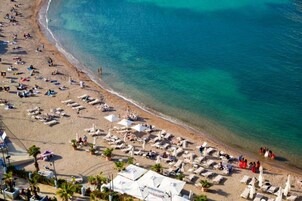 Una playa cerca, toallas de playa